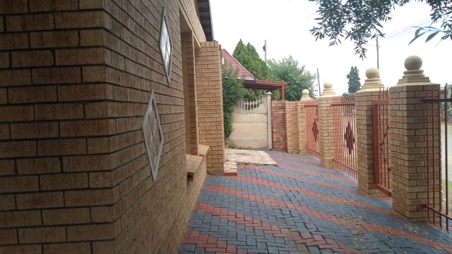 To Let 4 Bedroom Property for Rent in Kagisanong Free State